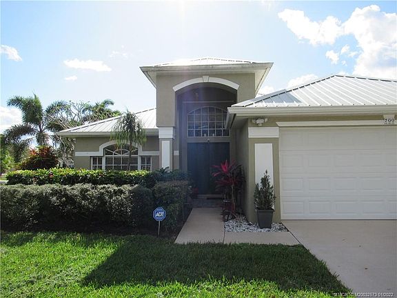2nd image of 700 NW Waterlily Pl