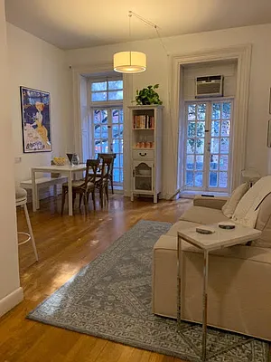 Rented by Weinstein Realty Group | media 7