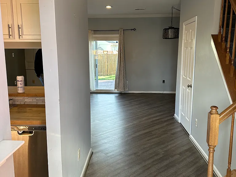 106 Hampstead Ct NE — Photo 3