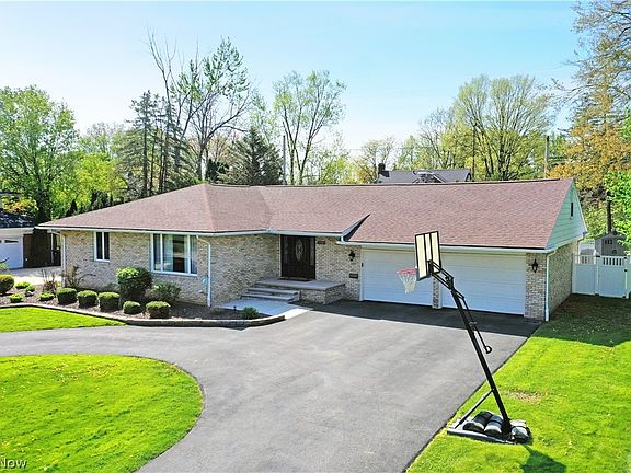 3rd image of 3210 Halsey Dr NE