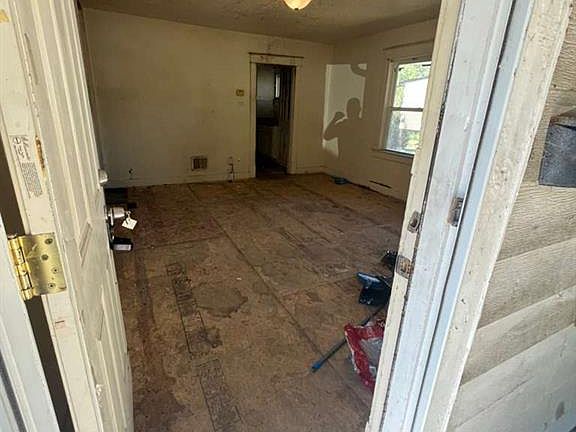 4th image of 141 S Barat Ave