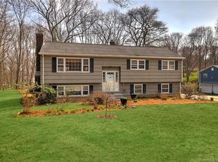 27 Greenfield Dr, Shelton, CT 06484
