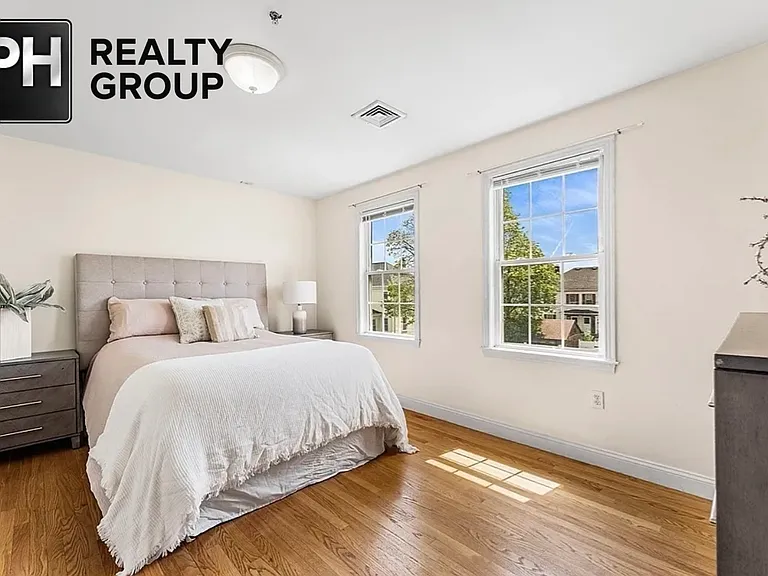 30 Russell St #5 — Photo 16