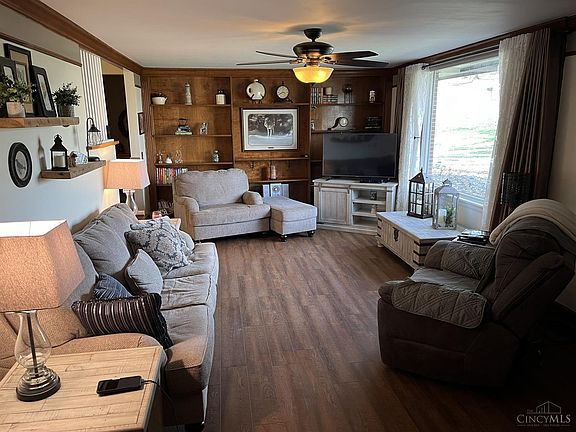 3rd image of 1665 Crestwood Ln