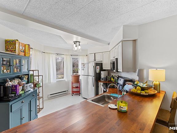 3rd image of 290 Anderson St APT 2A