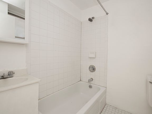 4th image of 512 E 13th St APT 2C