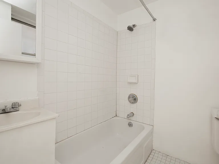 512 E 13th St #2C — Photo 4
