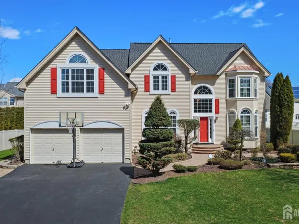 4 Bernadette Cir, Monmouth Junction, NJ 08852