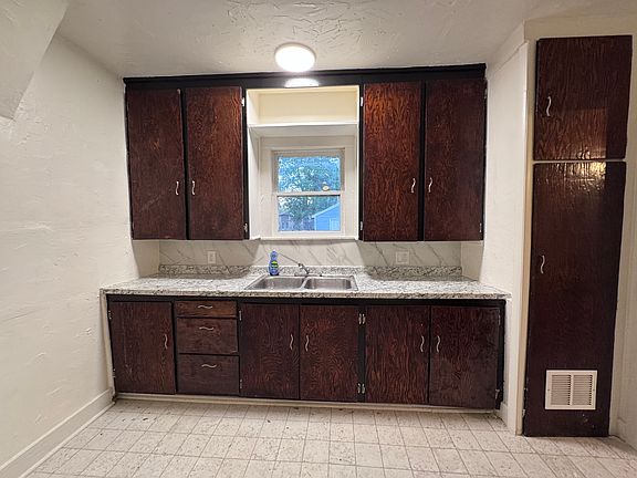 5th image of 612 1/2 Park St