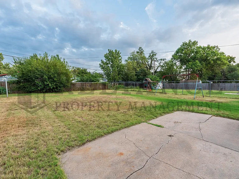 2310 S Vine St — Photo 15