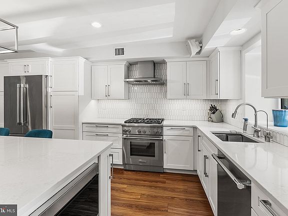 4th image of 631 Addison St