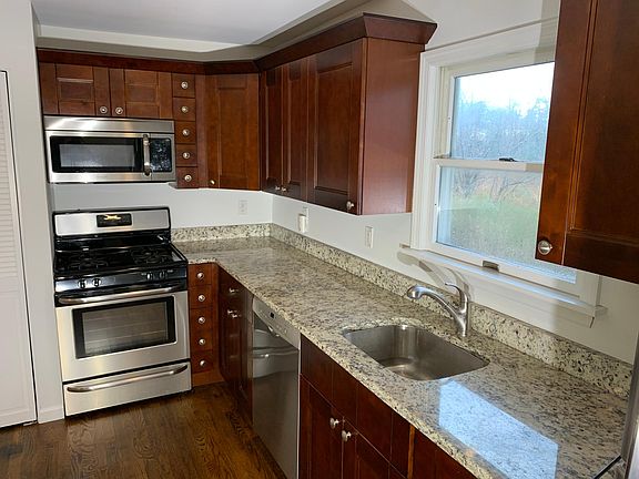 Granite counters, stainless steel sink and appliances