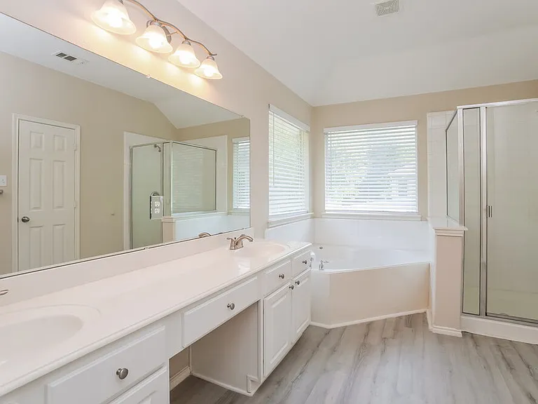 240 Creekview Dr — Photo 11