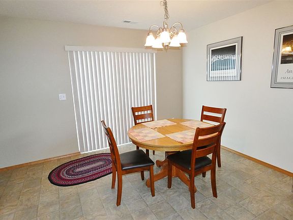 4th image of 819 Golden Hills Dr