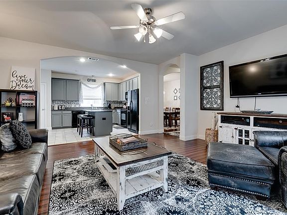 4th image of 9891 Cedarcrest Dr