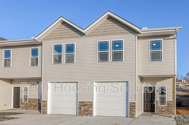4 bed, 2.5 bath, $1,650 — Photo 1