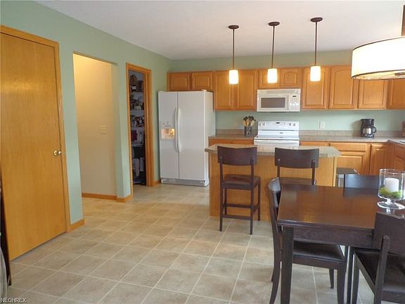 4th image of 1821 Avenbury Ln