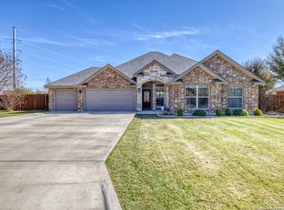 8 Victoria Pl, Uvalde, TX 78801