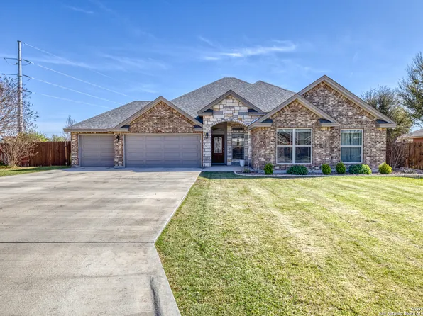 8 Victoria Place, Uvalde, TX 78801