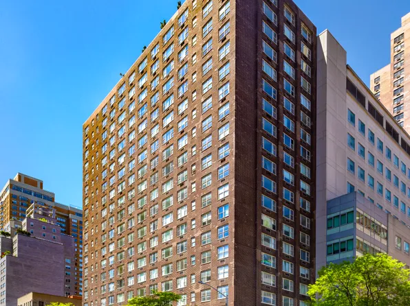 166 East 34th Street 1601 image 2 of 15