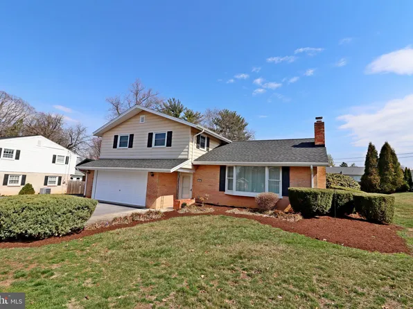 57 W Ridge Dr, Leola, PA 17540