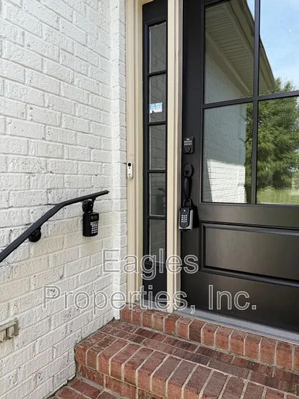 3 bed, 2.0 bath, 2351 sqft, $2,500 — Photo 2