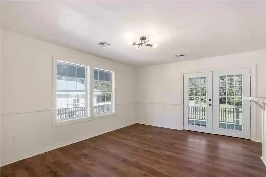 3 bed, 2200 sqft, $2,200 — Photo 4