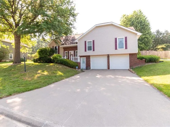 4906 Woodfield Dr, Saint Joseph, MO 64506