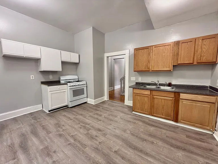 2271 Vine St — Photo 7