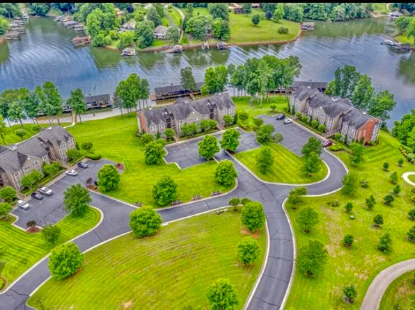 300 S Pointe Shore Dr, Moneta, VA 24121