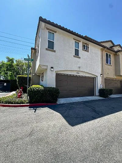 1 bed, 1.5 bath, 1211 sqft, $1,650 — Photo 2