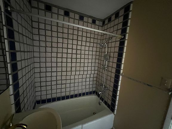 5th image of 426 W Howe St #426