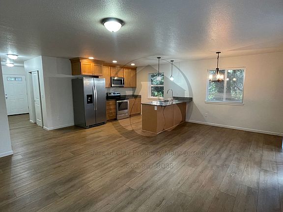 4th image of 360 NW Willamina Dr #A