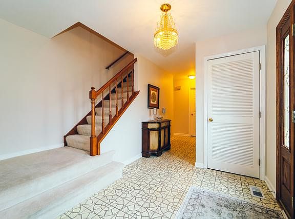 3rd image of 334 Kensington Ct