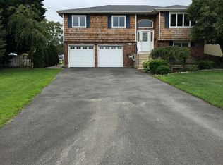 42 Tide Ct, Oakdale, NY 11769