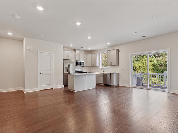 5th image of 351 Foundry St