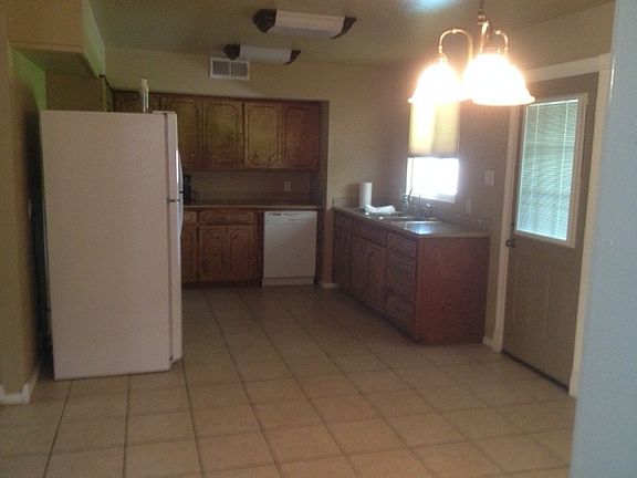 4th image of 2104 Lynwood Dr