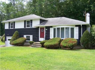 33 Meadow Wood Dr, North Stonington, CT 06359