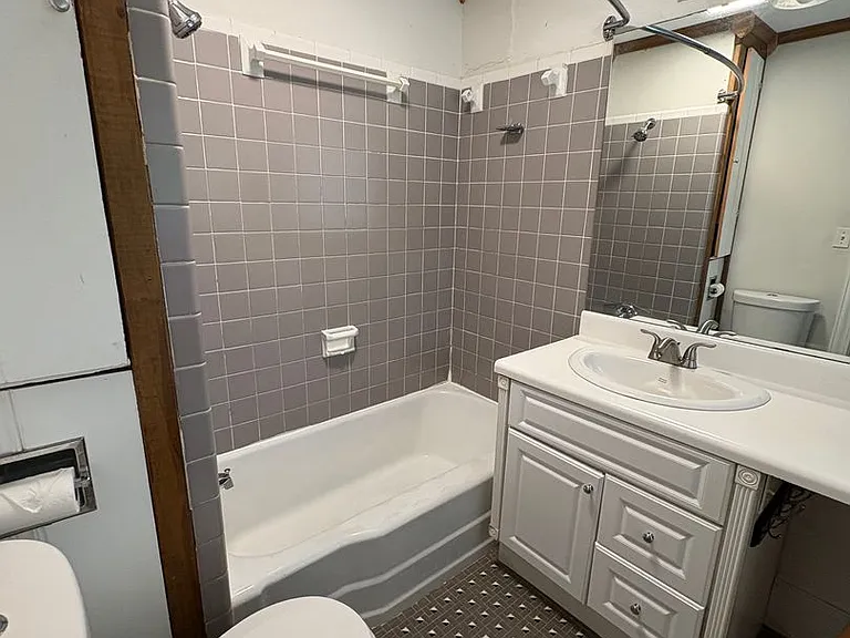 3 bedroom 3 bath in Spartanburg with Lots of Space Workshop in the garage!! — Photo 35