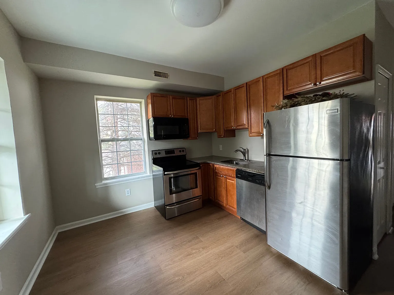 3 bed, 1.0 bath, 1300 sqft, $2,100 — Photo 4