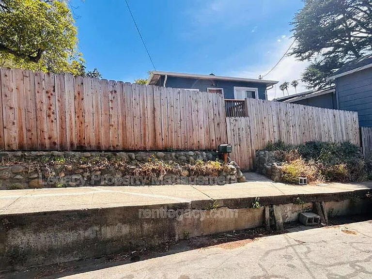 653 Alhambra St — Photo 33