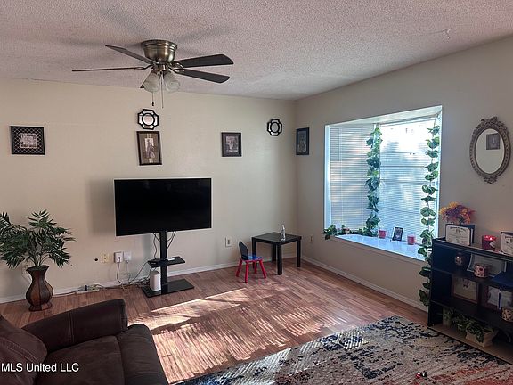 3rd image of 5013 Cambridge Dr