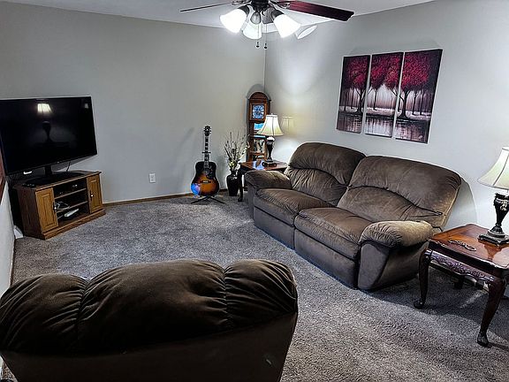 5th image of 203 Crestwood Dr