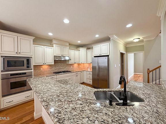 3rd image of 2931 London Bell Dr