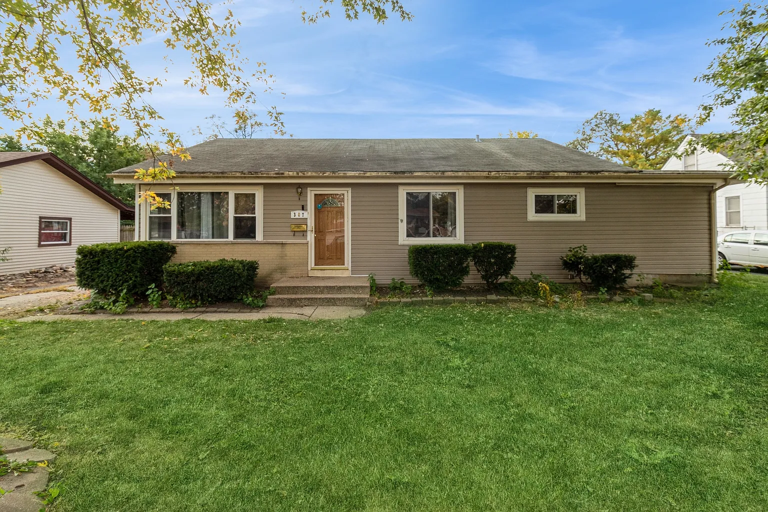 307 Victoria Dr photo 1