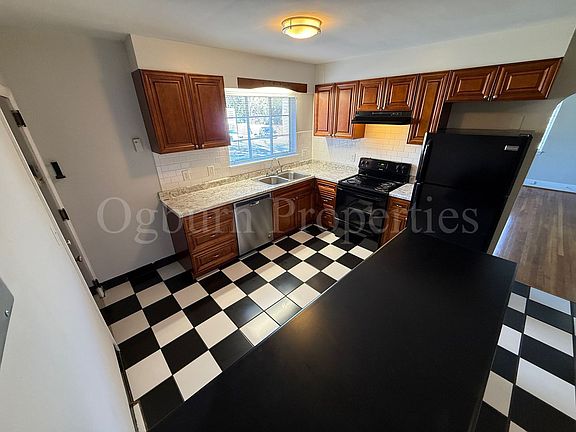 4th image of 711 W 1st St APT B