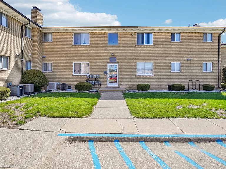 Rivercrest Apartments — Photo 98