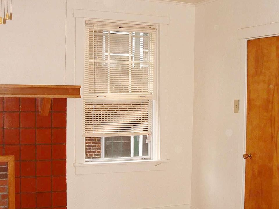 2BR, door to Kitchen
