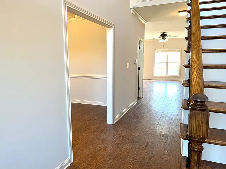 1533 Edgewater Ln — Photo 3