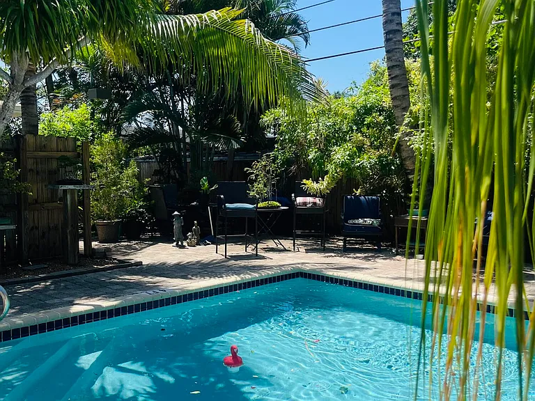 590 NW 40th Ct — Photo 4